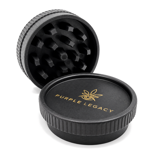 PURPLE LEGACY Grinder in Schwarz, zweiteilig, Ø 55 mm, auf weißem Hintergrund